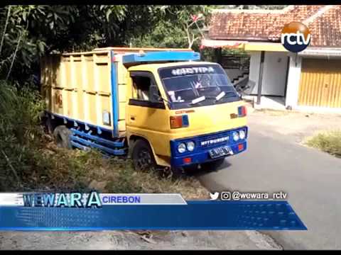 Truk Pengangkut Bata Merah Terperosok di Parit