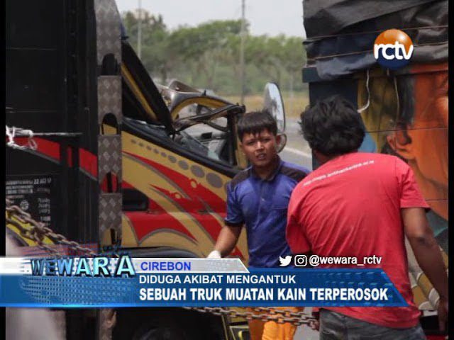 Diduga Akibat Mengantuk, Sebuah Truk Muatan Kain Terperosok