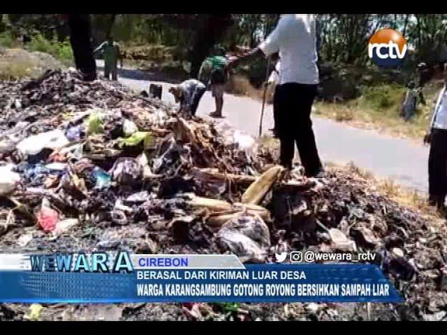 Warga Gotong Royong Bersihkan Sampah Kiriman