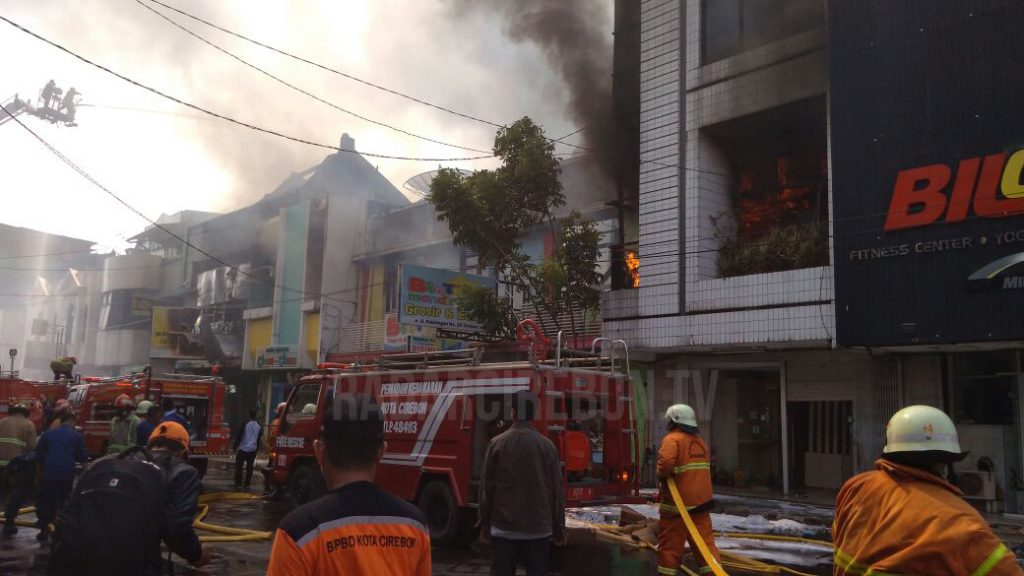 7 Ruko Hangus Terbakar, Kerugian Diperkirakan Milyaran Rupiah 7 ruko hangus terbakar