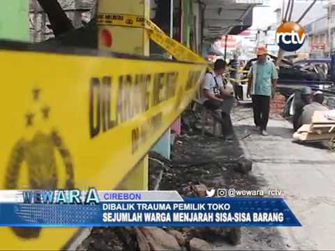 Sejumlah Warga Menjarah Sisa-Sisa Barang yang Terbakar Sejumlah Warga Menjarah Sisa-Sisa Barang yang Terbakar