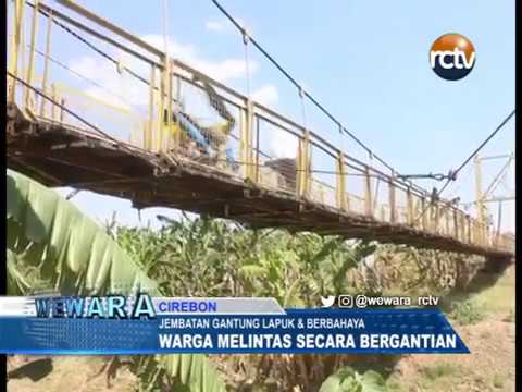 Meski Berbahaya, Warga Tetap Melintas di Jembatan Gantung yang Lapuk