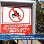 Meski Bahaya, Pengendara Nekat Melintas Jembatan Naik Motor