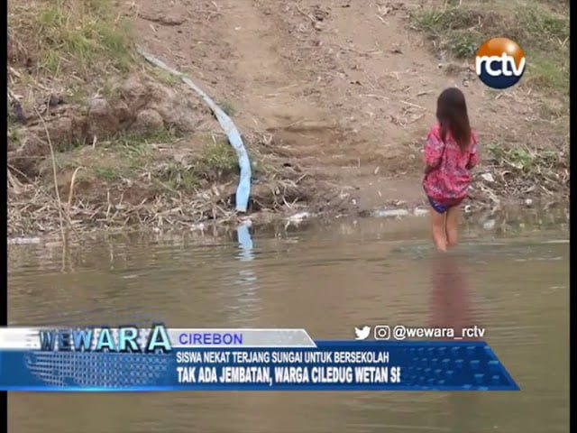 Berani. Siswa Nekat Terjang Sungai Untuk Bersekolah