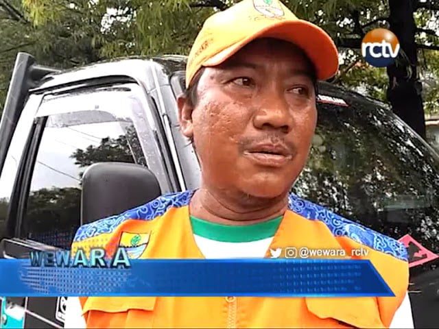 Banyak Mobil Parkir Sembarangan di Pinggir Jalan