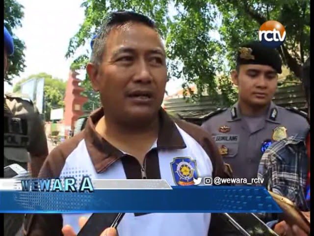 Tertibkan Lapak PKL, SATPOL PP Nemu Puluhan Botol Miras