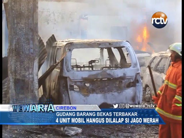 Gudang Barang Bekas Terbakar, 4 Unit Mobil Terbakar Gudang Barang Bekas Terbakar, 4 Unit Mobil Terbakar
