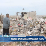 Sampah Menghampar Sepanjang Pantai