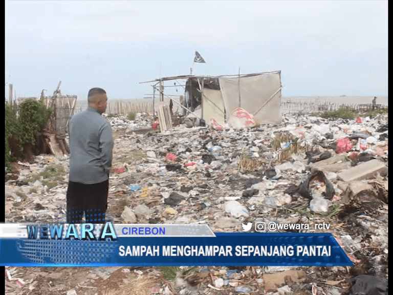 Sampah Menghampar Sepanjang Pantai