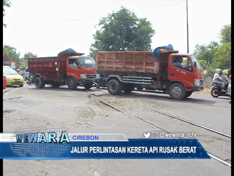 Jalur Perlintasan Kereta Api Rusak Berat