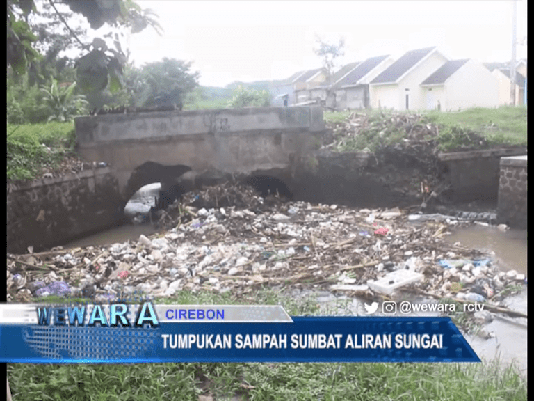 Tumpukan Sampah Sumbat Aliran Sungai