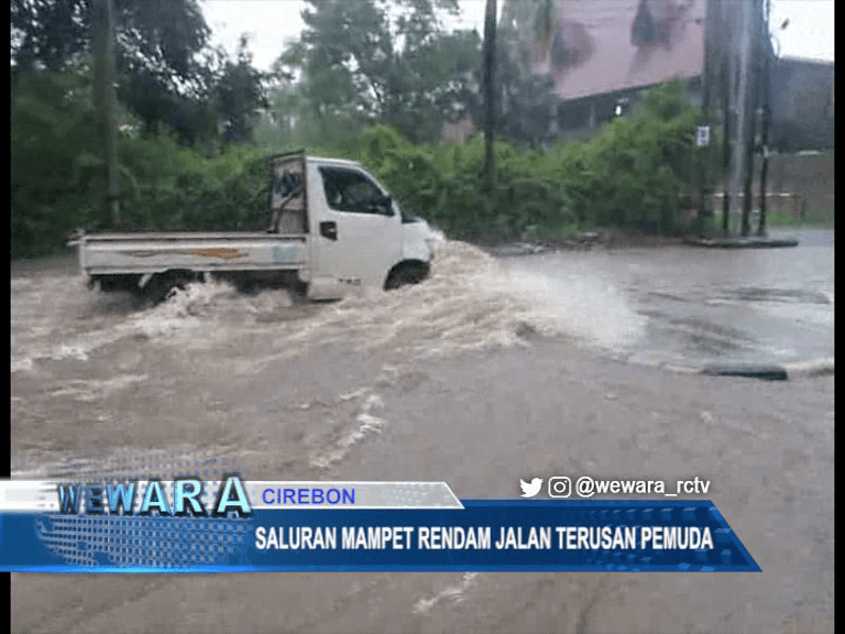 Saluran Mampet Bikin Jalan Terusan Pemuda Terendam