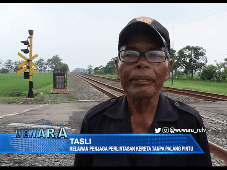 Delapan Tahun Menjaga Perlintasan Kereta Api Tanpa Palang Pintu