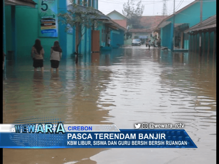 Pasca Terendam Banjir KBM Libur, Siswa Dan Guru Bersih Bersih Ruangan