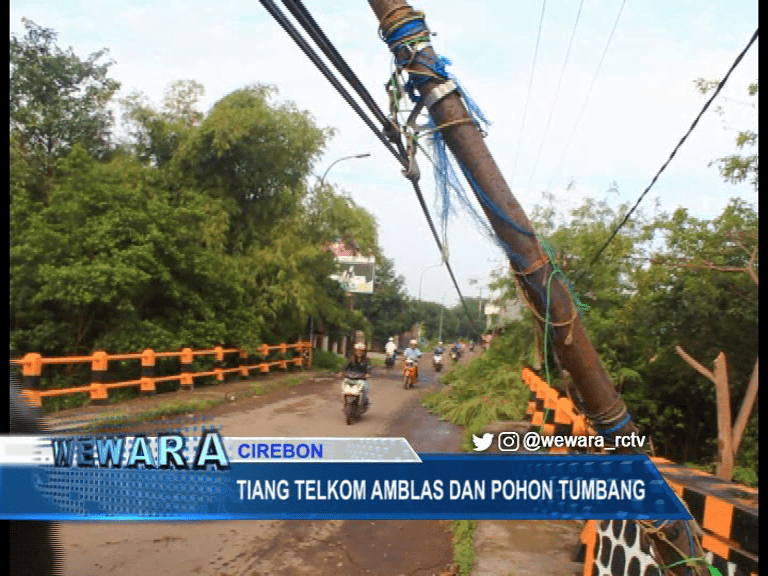 Tiang Telkom Amblas dan Pohon Tumbang Terendam banjir