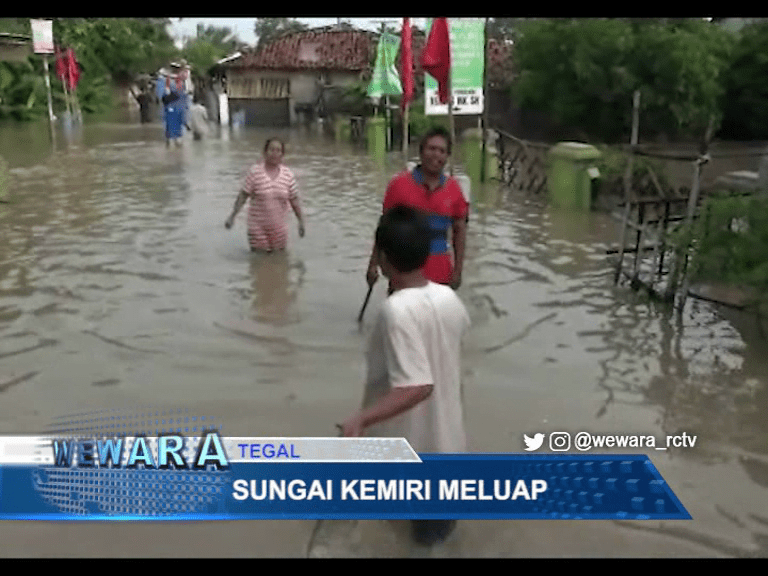 Sungai Kemiri di Kota Tegal Meluap