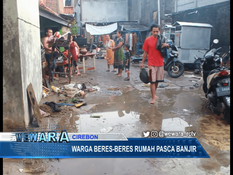 Warga Suradinaya Beres-Beres Rumah Pasca Banjir