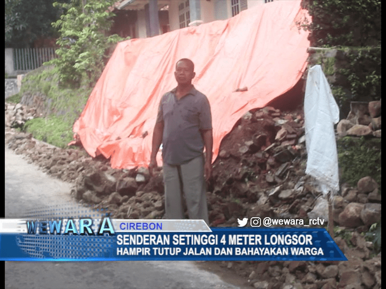 Senderan Saluran Setinggi 4 Meter di Desa Lebak Mekar Longsor