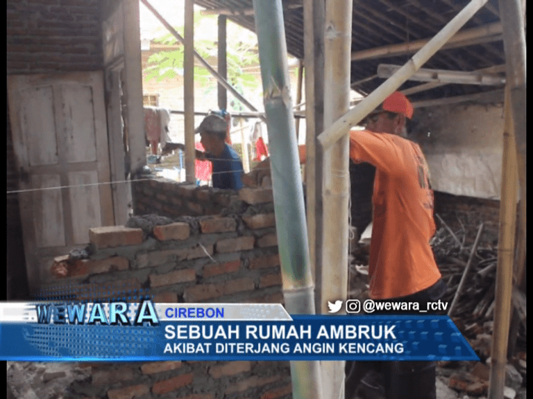 Sebuah Rumah Ambruk Akibat Diterjang Angin Kencang