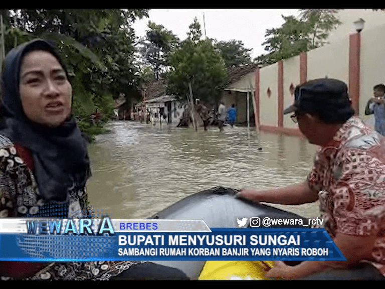 Bupati Menyusuri Sungai dan Sambangi Rumah Korban Banjir yang Nyaris Roboh