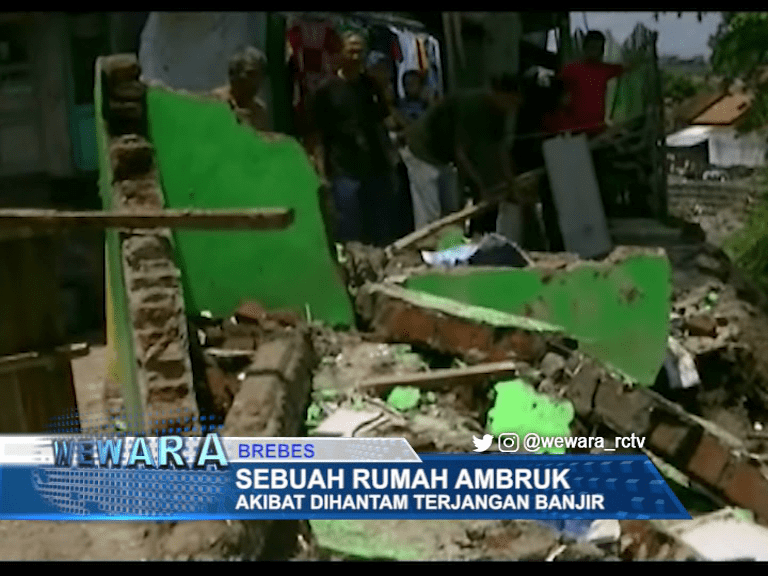 Rumah Ambruk Akibat Dihantam Terjangan Banjir