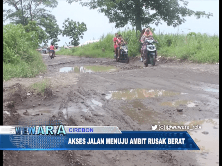 Akses Jalan Menuju Desa Ambit Rusak Berat