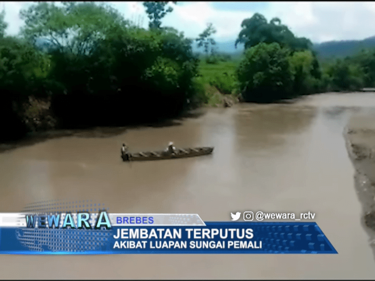 Jembatan Terputus Akibat Luapan Sungai Pemali