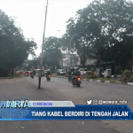 Tiang Kabel Berdiri di Tengah Jalan