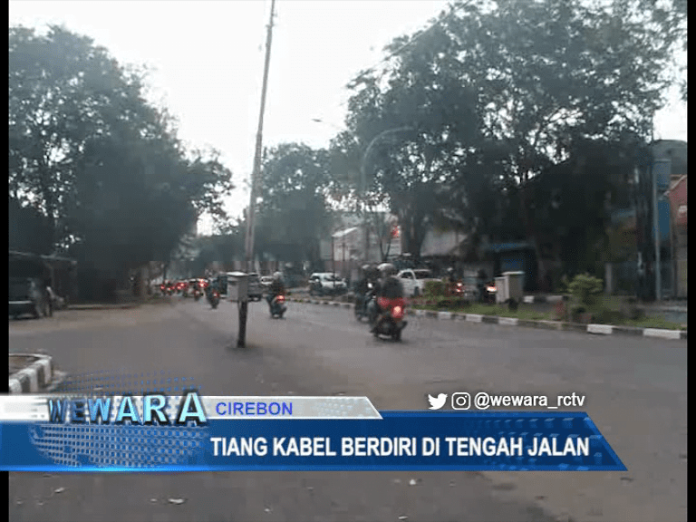 Tiang Kabel Berdiri di Tengah Jalan