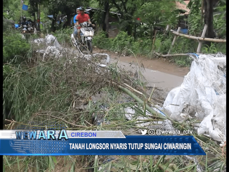 Tanah Longsor Nyaris Tutup Sungai Ciwaringin