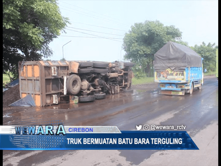 Truk Bermuatan Batu Bara Terguling