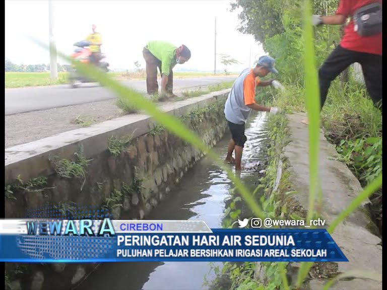 Peringatan Hari Air Sedunia, Puluhan Pelajar Bersihkan Irigasi Areal Sekolah