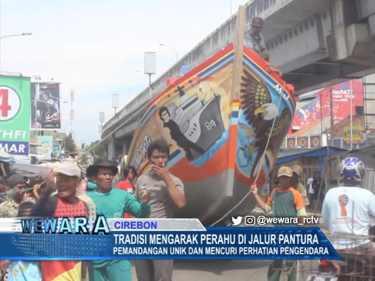 tradisi mengarak perahu