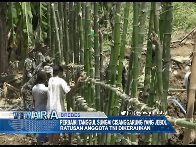 Ratusan Anggota TNI Dikerahkan Perbaiki Tanggul Sungai Cisanggarung Yang Jebol