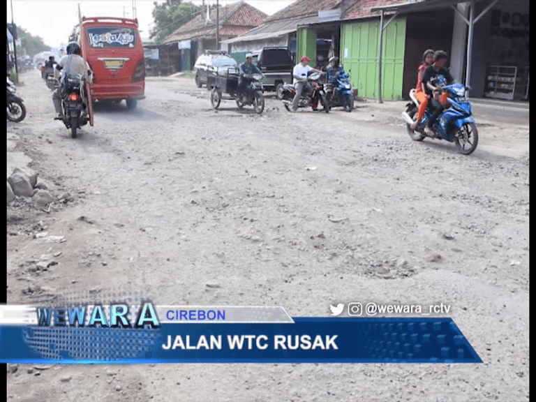 Jalan WTC Rusak, Warga Pasang Ban Mobil Untuk Antisipasi Kecelakaan