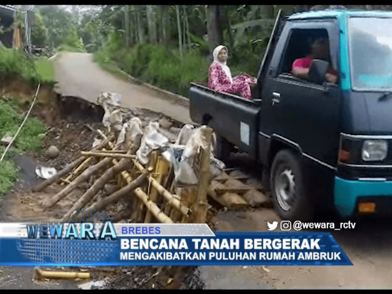 Bencana Tanah Bergerak Mengakibatkan Puluhan Rumah Ambruk