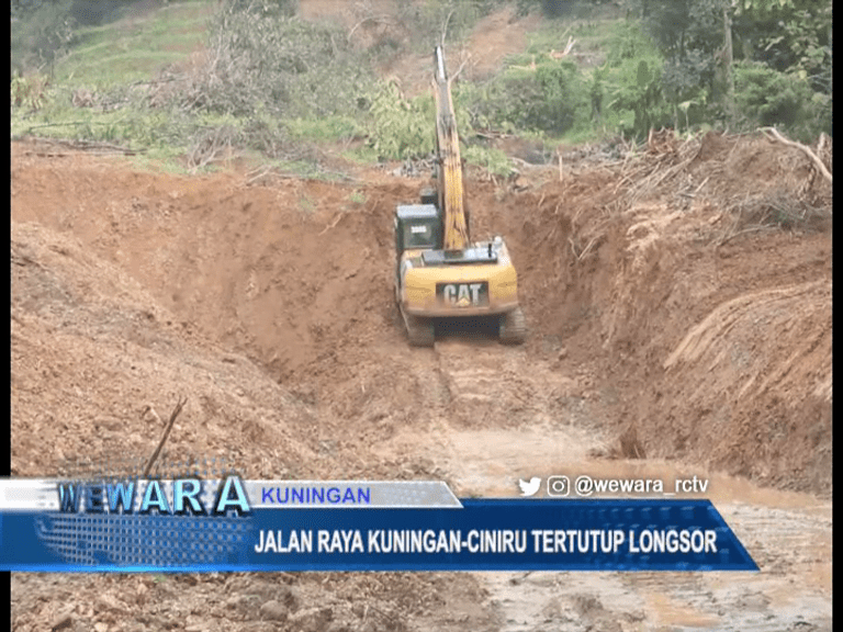 Jalan Raya Kuningan-Ciniru Tertutup Longsor