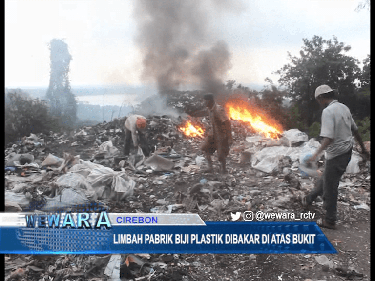 Limbah Pabrik Biji Plastik Dibakar di Atas Bukit