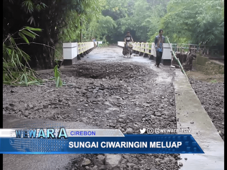 Sungai Ciwaringin Meluap, Jembatan Penghubung Dua Desa Ambrol