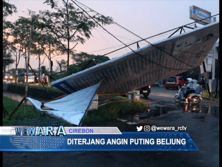 Diterjang Angin Puting Beliung, Billboard DPMPTSP dan Tower E-KTP Kec. Kedawung Ambruk