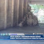 Arus Sungai Ciwaringin Masih Deras Hambat Rencana Pembersihan Sumbatan Sampah