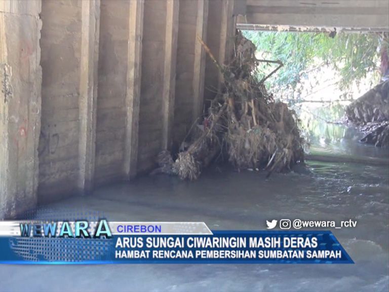 Arus Sungai Ciwaringin Masih Deras Hambat Rencana Pembersihan Sumbatan Sampah