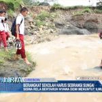 Berangkat Sekolah Harus Sebrangi Sungai