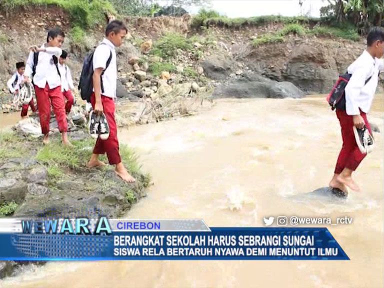 Berangkat Sekolah Harus Sebrangi Sungai