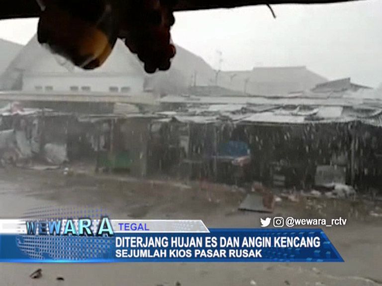 Diterjang Hujan Es Dan Angin Kencang Sejumlah Kios Pasar Rusak