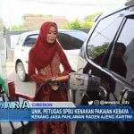 Unik, Petugas SPBU Kenakan Pakaian Kebaya