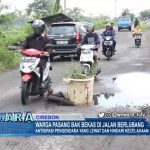 Warga Pasang Bak Bekas Di Jalan Berlubang