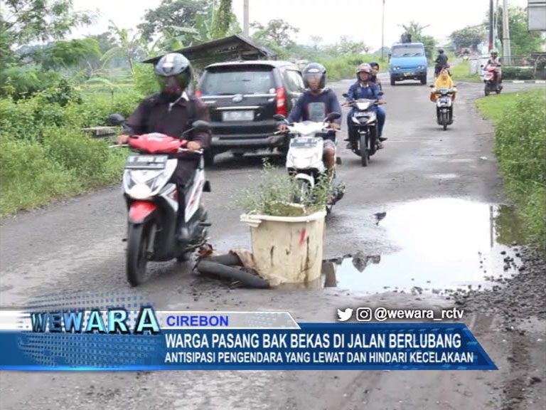 Warga Pasang Bak Bekas Di Jalan Berlubang