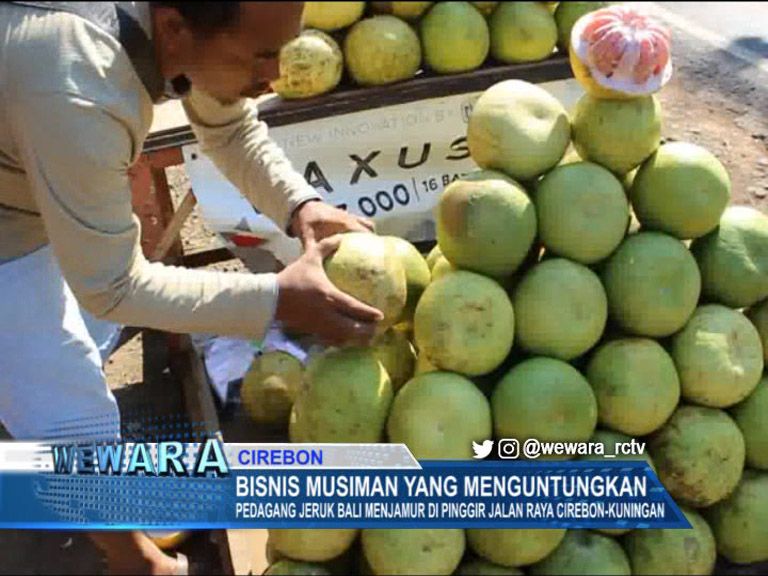 Pedagang Jeruk Bali Menjamur Di Pinggir Jalan Raya Cirebon-Kuningan