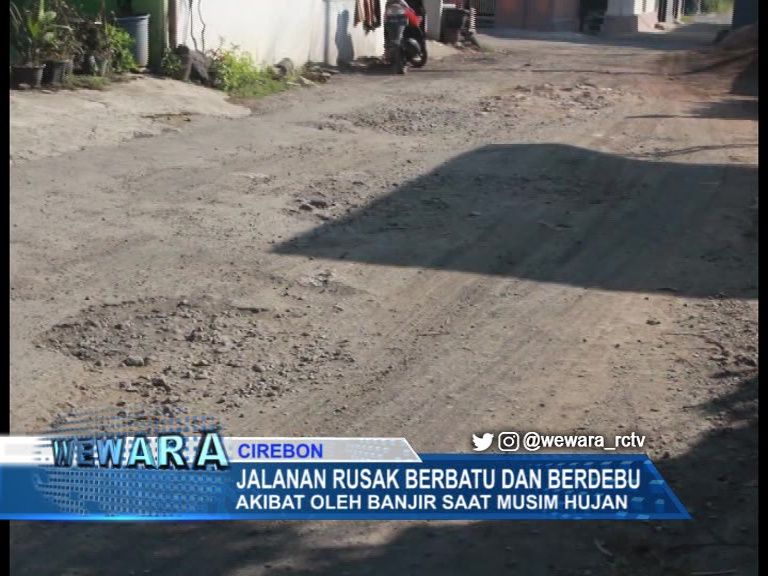 Jalanan Rusak Berbatu Dan Berdebu Di Desa Tegal Sari Akibat Oleh Banjir Saat Musim Hujan